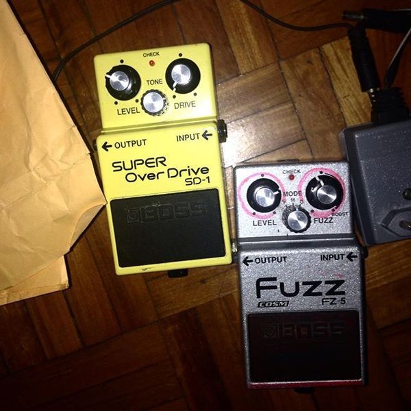 Ana Frango Elétrico using Boss FZ-5 Fuzz Guitar Effects Pedal