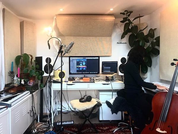 Anna Phoebe using Avantone Active MixCube Powered Full-Range Mini Reference Monitors
