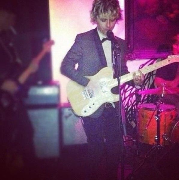 Billie Joe Armstrong using Fender Classic Series '72 Telecaster Thinline