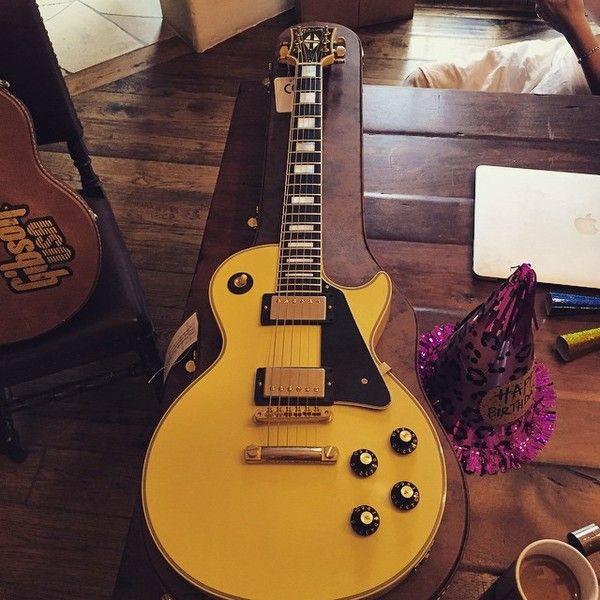 Billie Joe Armstrong using Gibson Les Paul Custom Randy Rhoads VOS