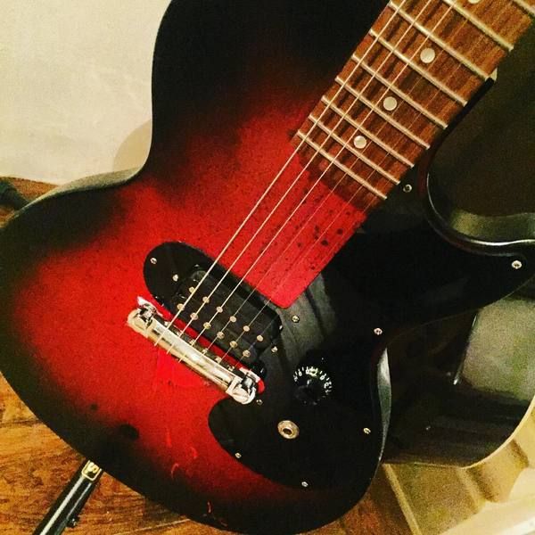 Billie Joe Armstrong using Gibson Melody Maker Ferrari Red