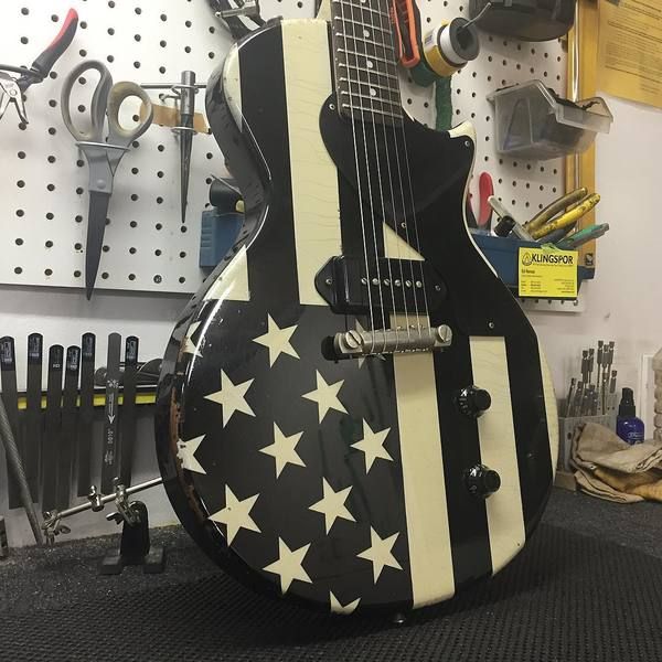 Billie Joe Armstrong using Throbak Dog Ear P90