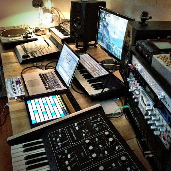 Bonobo using Octave Plateau The Cat Vintage Analog Synthesizer
