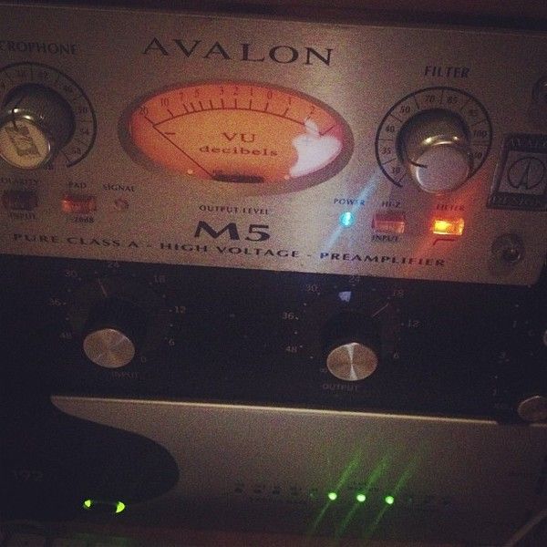 Deorro using Avalon M5 Mic Preamp
