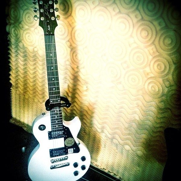 Deorro using Epiphone Les Paul Studio