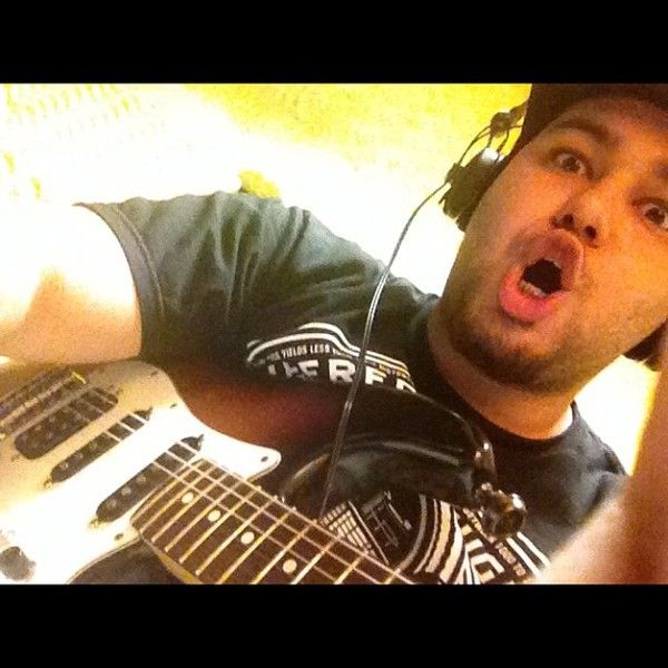 Deorro using Fender Deluxe Lonestar Stratocaster Electric Guitar 3-Tone Sunburst