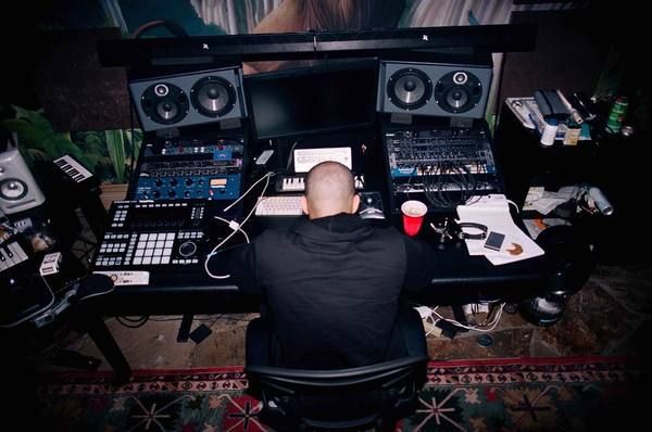 Drake using Native Instruments Maschine Studio