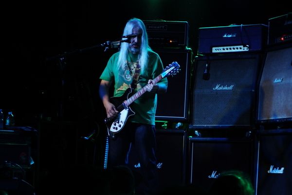 J Mascis using Rickenbacker 620/12