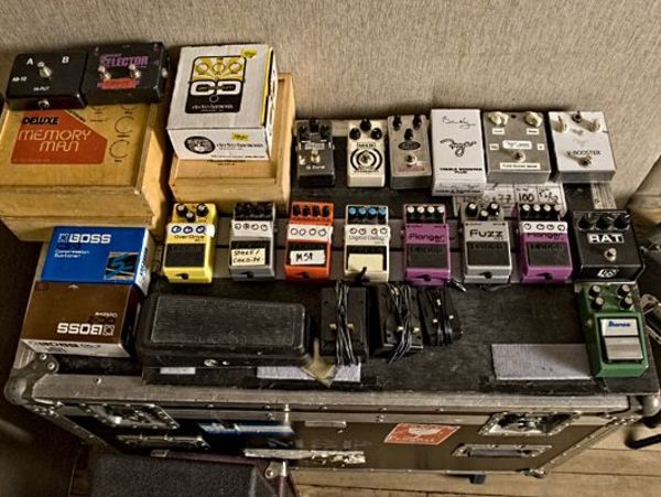 James Dean Bradfield using Electro-Harmonix Deluxe Memory Man