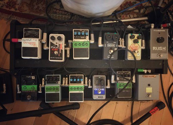 James Dean Bradfield using Electro-Harmonix Pitch Fork