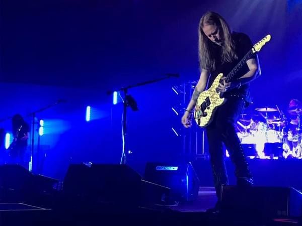 Jerry Cantrell using Tonesonic Tonewedge guitar speaker cabinet