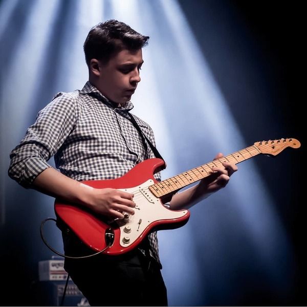 Julian Wolf using Fender Classic Series 50's Stratocaster Fiesta Red