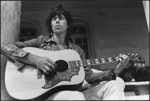 Keith Richards using Gibson Hummingbird