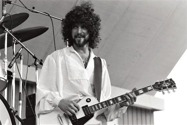 lindsey_buckingham_uses_1974_gibson_less_paul_custom_1_8d98c03f4b.jpg