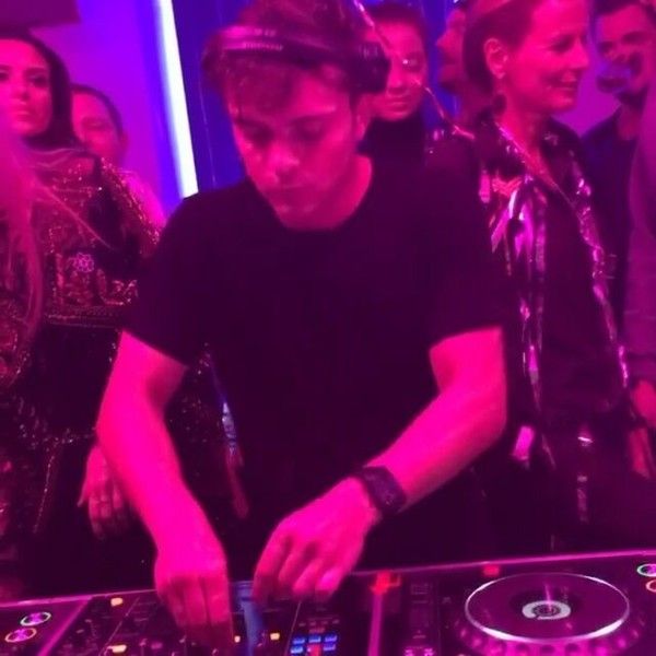 Martin Garrix using Sennheiser HD 25 Headphones