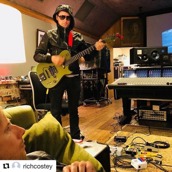Matthew Bellamy using Stone Deaf FX PDF-1 Parametric Distortion Filter