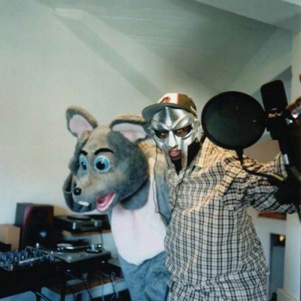 MF Doom using Technics SL-1200MK2 Turntable