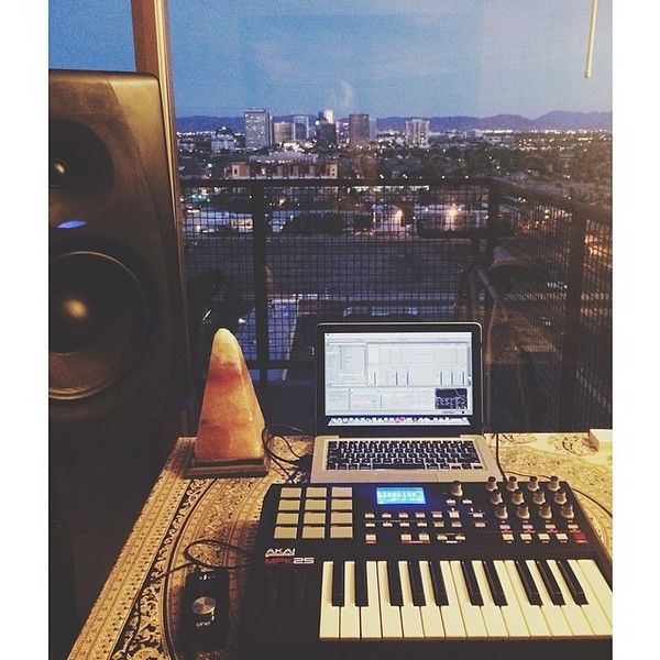 Mija using Akai MPK25 25-Key USB MIDI Keyboard Controller
