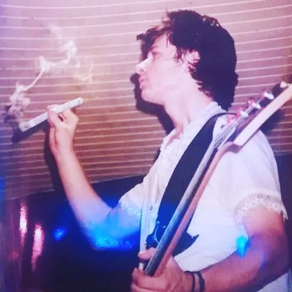Mike Dirnt using Ibanez RoadBass RD707