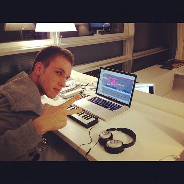 Nicky Romero using Bose QuietComfort 15 Acoustic Noise Canceling Headphones