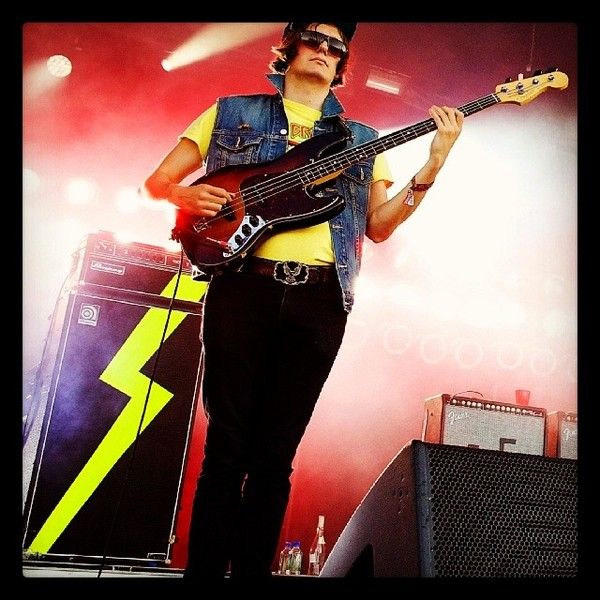Nikolai Fraiture using Fender American Standard Jazz Bass (Duplicate)