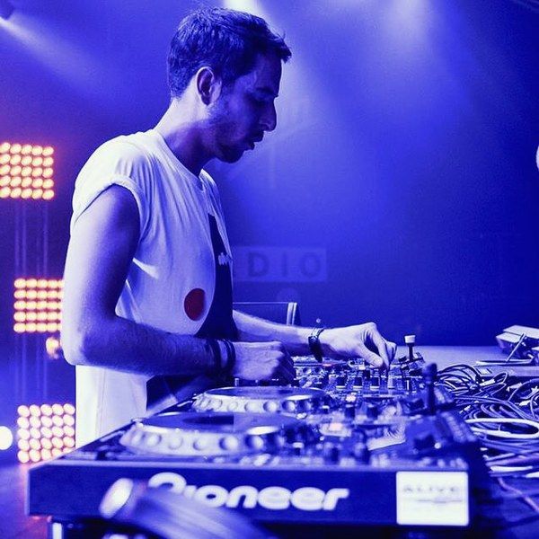 The Avener using Pioneer CDJ-2000