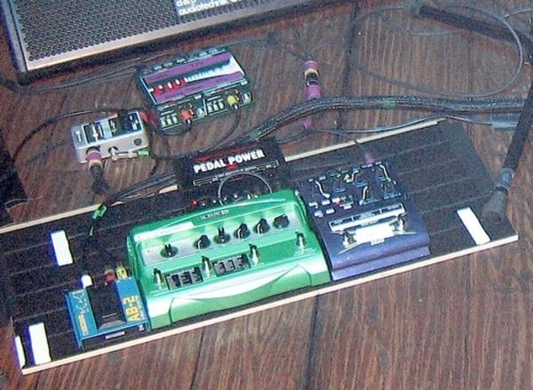 Thom Yorke using Akai Professional E2 HeadRush Delay/Looper